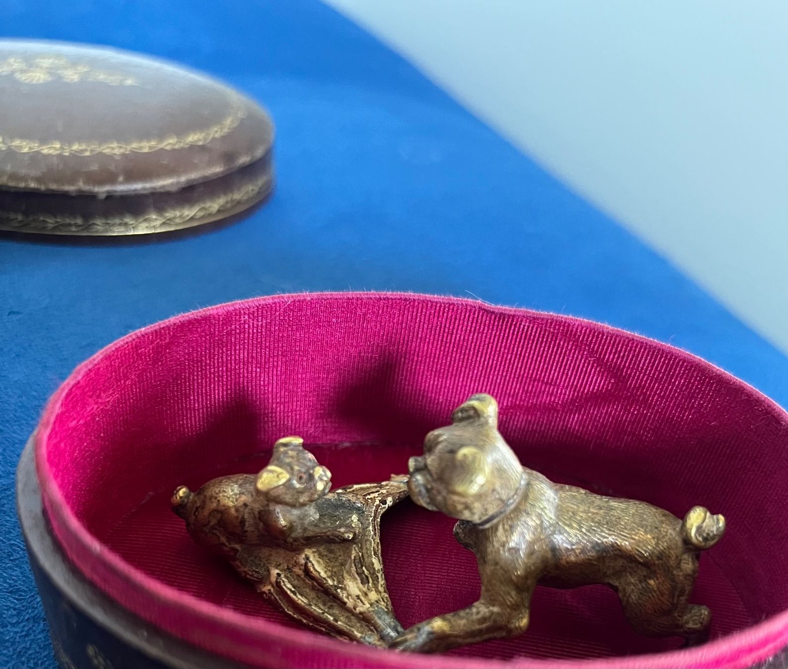 Figurines: Petits chiens en bronze – D'occasion à Farvagny-le-Grand par WatchUP 2