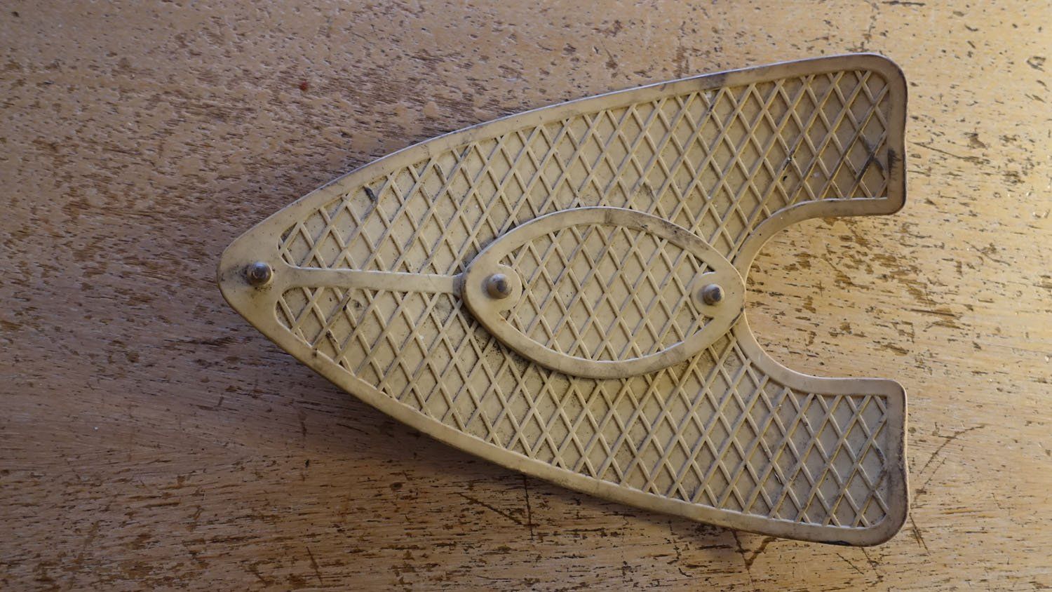 Alfa Romeo Tutti pezzi di ricambio auto: Alfa Romeo Giulia Super 1969 Radiatorabdeckung – Usato da Schwyz venduto da Sgizzitrichaeli