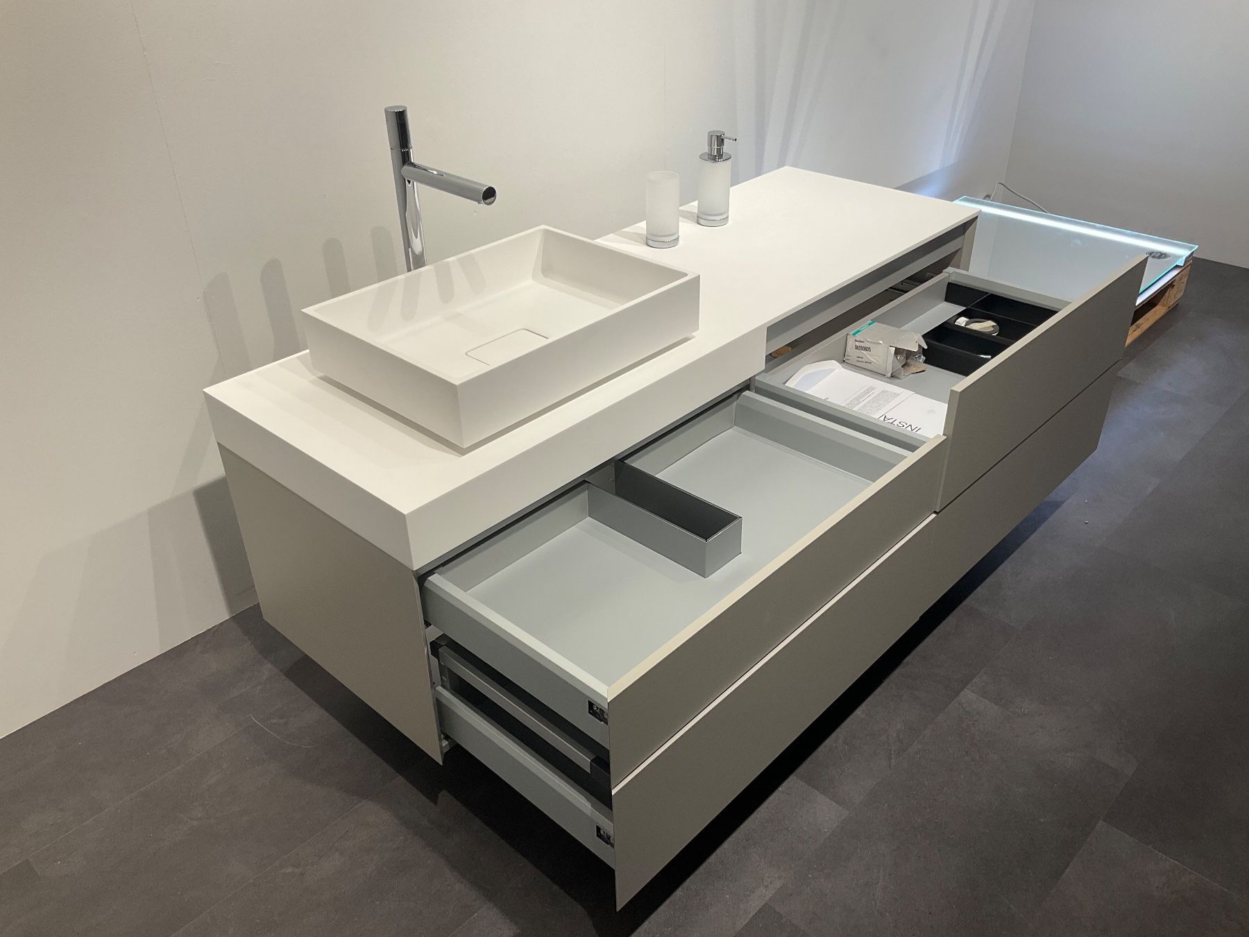Mobili per bagno: 076 Badmöbelkombination, weiss/grau, 160cm – Nuovo (secondo la descrizione) da Derendingen venduto da Meisterstuecke 3