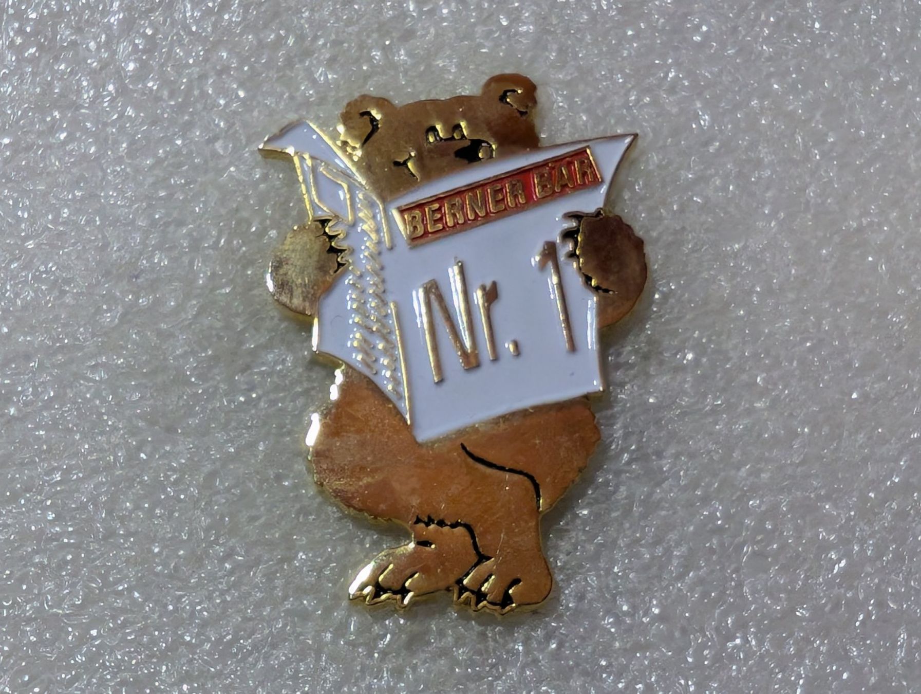 Plaketten & Abzeichen: Ansteckpin 107: Berner Bär Nr. 1 – Gebraucht aus Oppligen von Pin-Fall-Shop