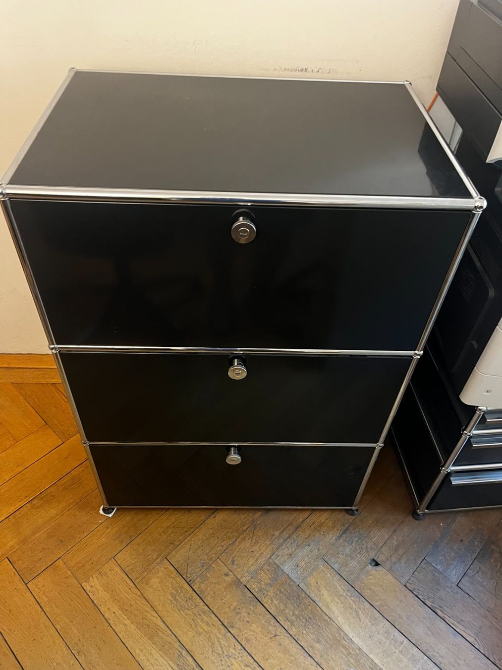 USM Cassettiere: USM Sideboard Kommode mit Hängeregisterschubladen schwarz – Usato da Zürich venduto da Allrounders 2