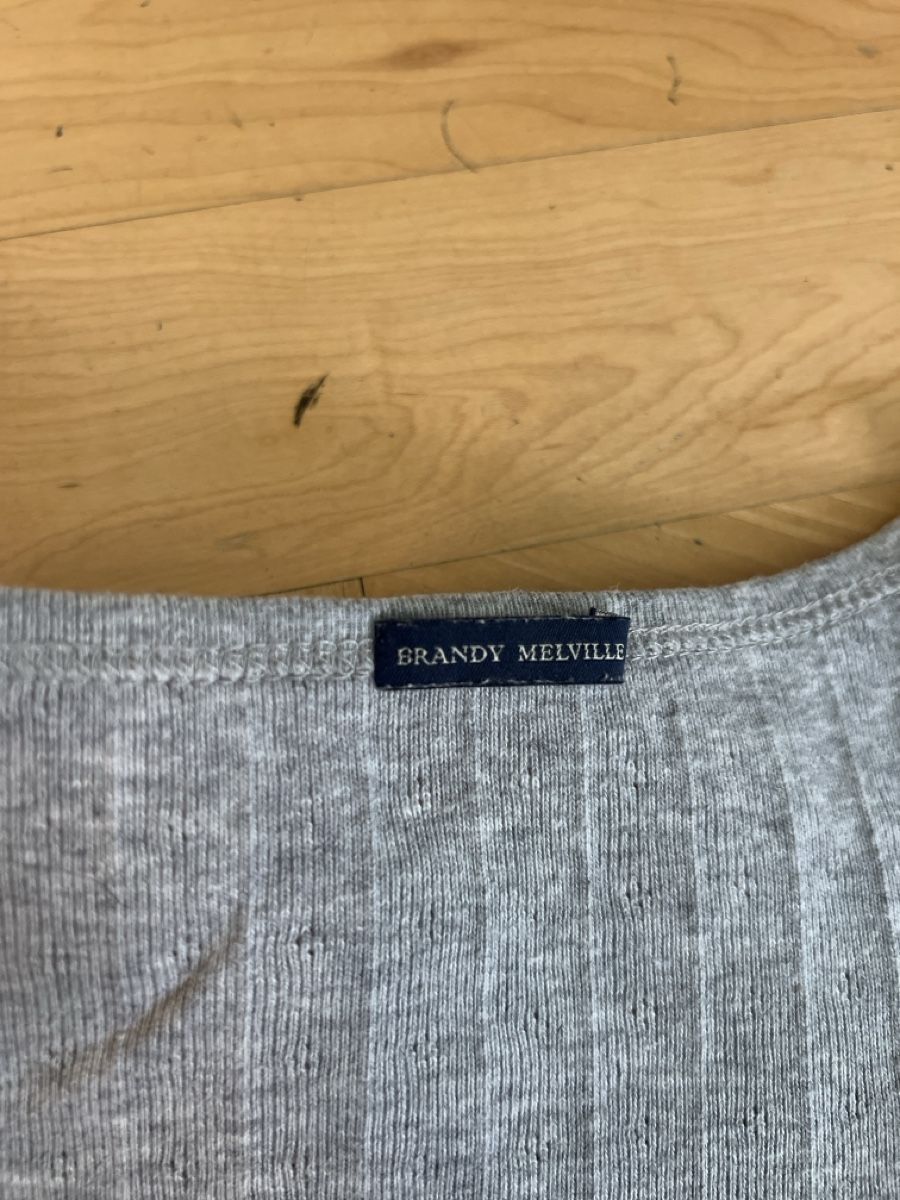 Brandy Melville Top: Shirt Brandy Melville grau One Size  – Nuovo (secondo la descrizione) da Zürich venduto da Alexandra2206 1