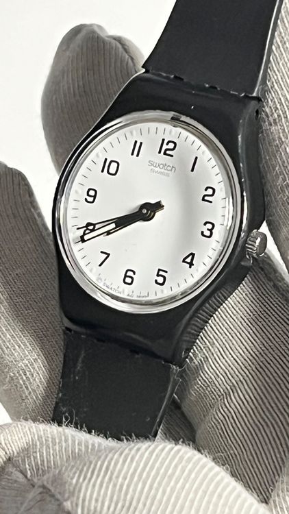 Klassische Swatch Uhr, Schwarz/Weiss 3
