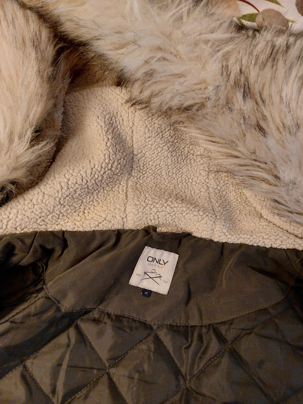 Only Jacken: Only Winterjacke mit Kapuze, Khaki, Grösse M – Neu (gemäss Beschreibung) aus Gwatt (Thun) von B.D.999 1