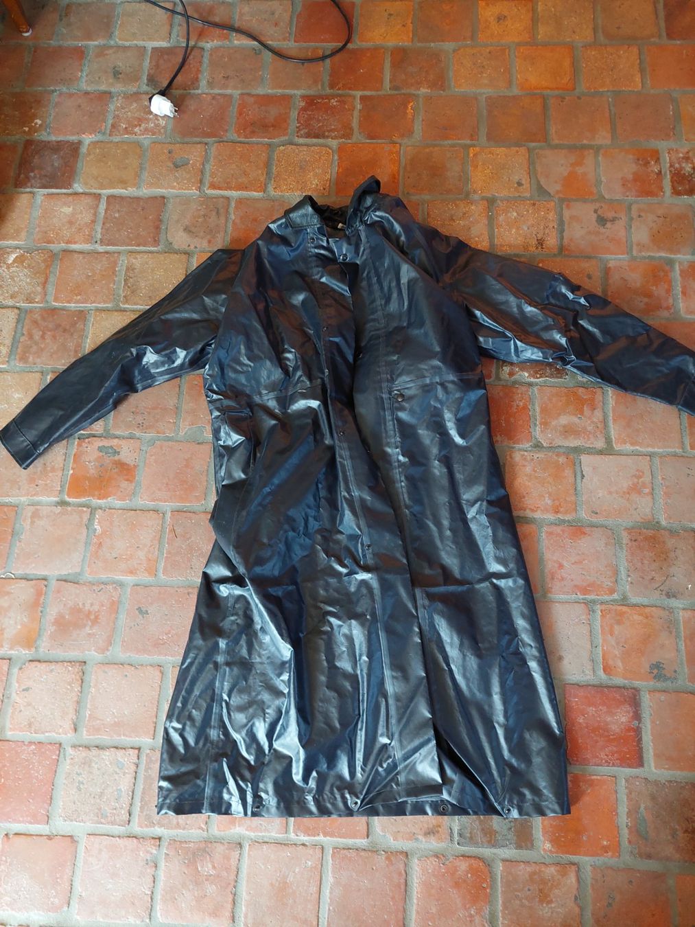 Uniformi: Alte Polizeipellerine lang/kurz super Zustand – Usato da Valbella venduto da Smakes