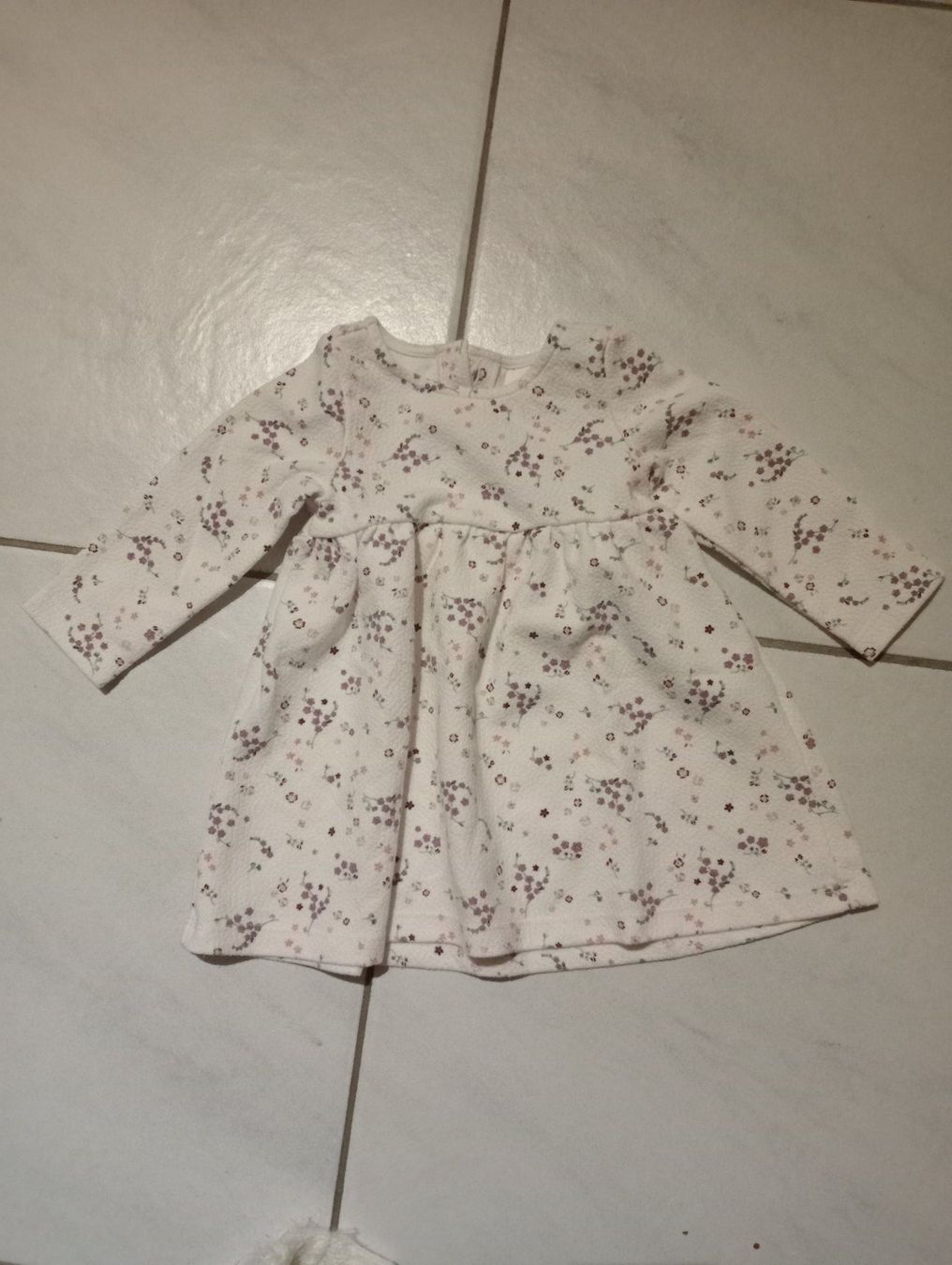Vestiti & Gonne: Süsses Mädchenkleid Gr. 74 Weiss mit Blumenmuster – Usato da Bilten venduto da ale_8cyx 1