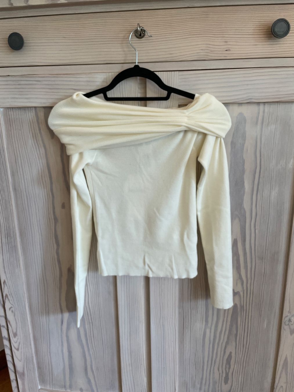 Maglioni & Felpe: Edles Off-Shoulder Strick-Top in Creme, Grösse S – Nuovo e nell'imballaggio originale da Basel venduto da non_vn79