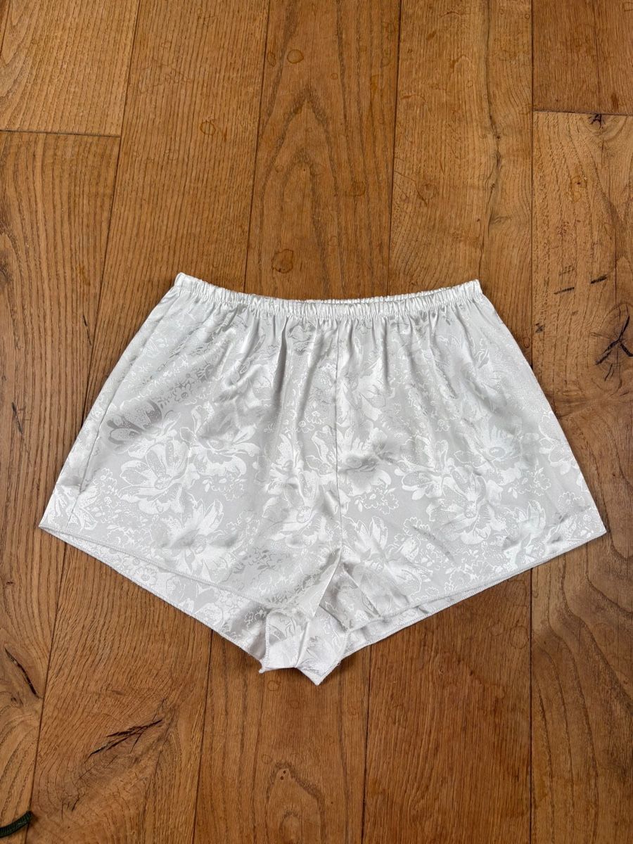 Shein Pantaloni: Shorts Weiss mit Blumenmuster Grösse S – Usato da Frauenfeld venduto da jae_vs6j