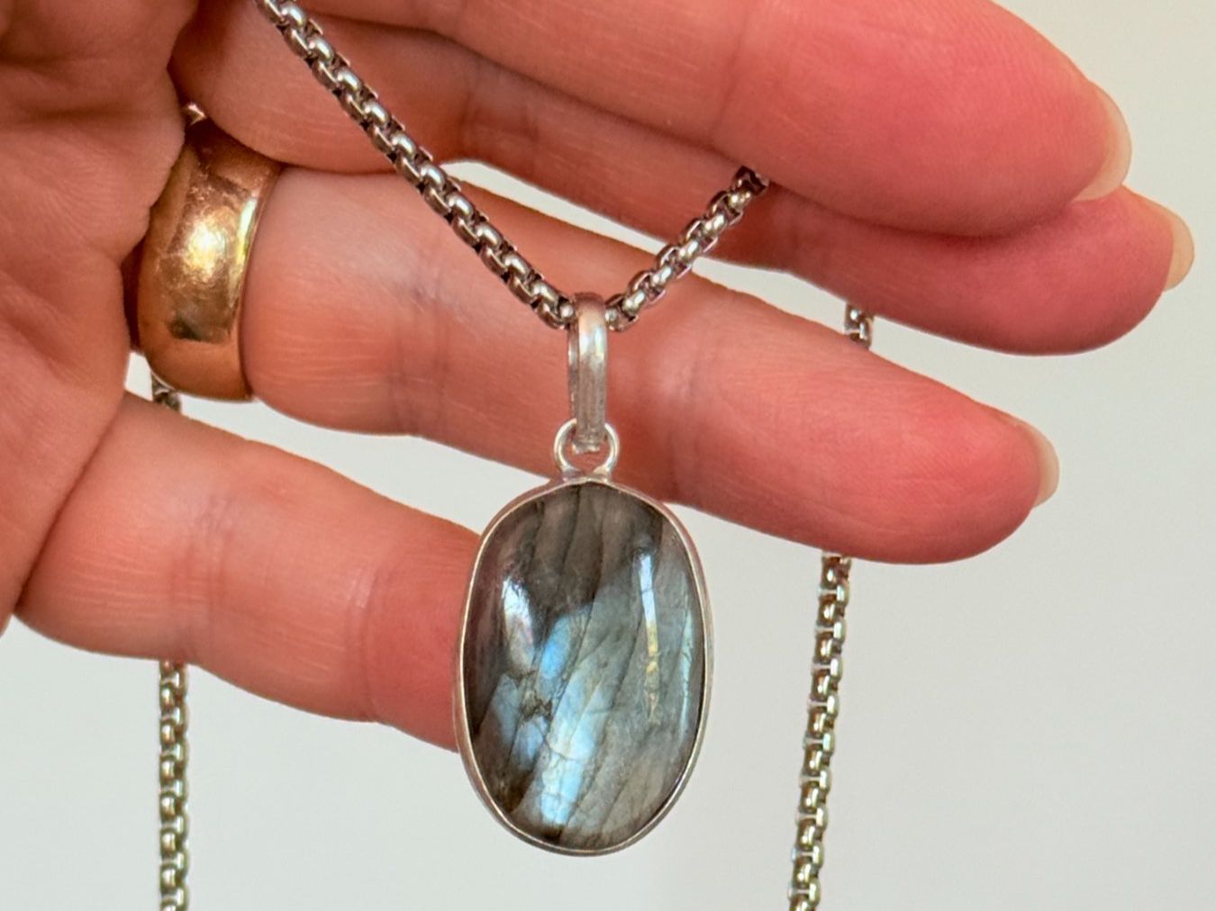 Catenine: Pendentif Labradorite et chaîne. Oval. – Nuovo e nell'imballaggio originale da Genève venduto da AWWA