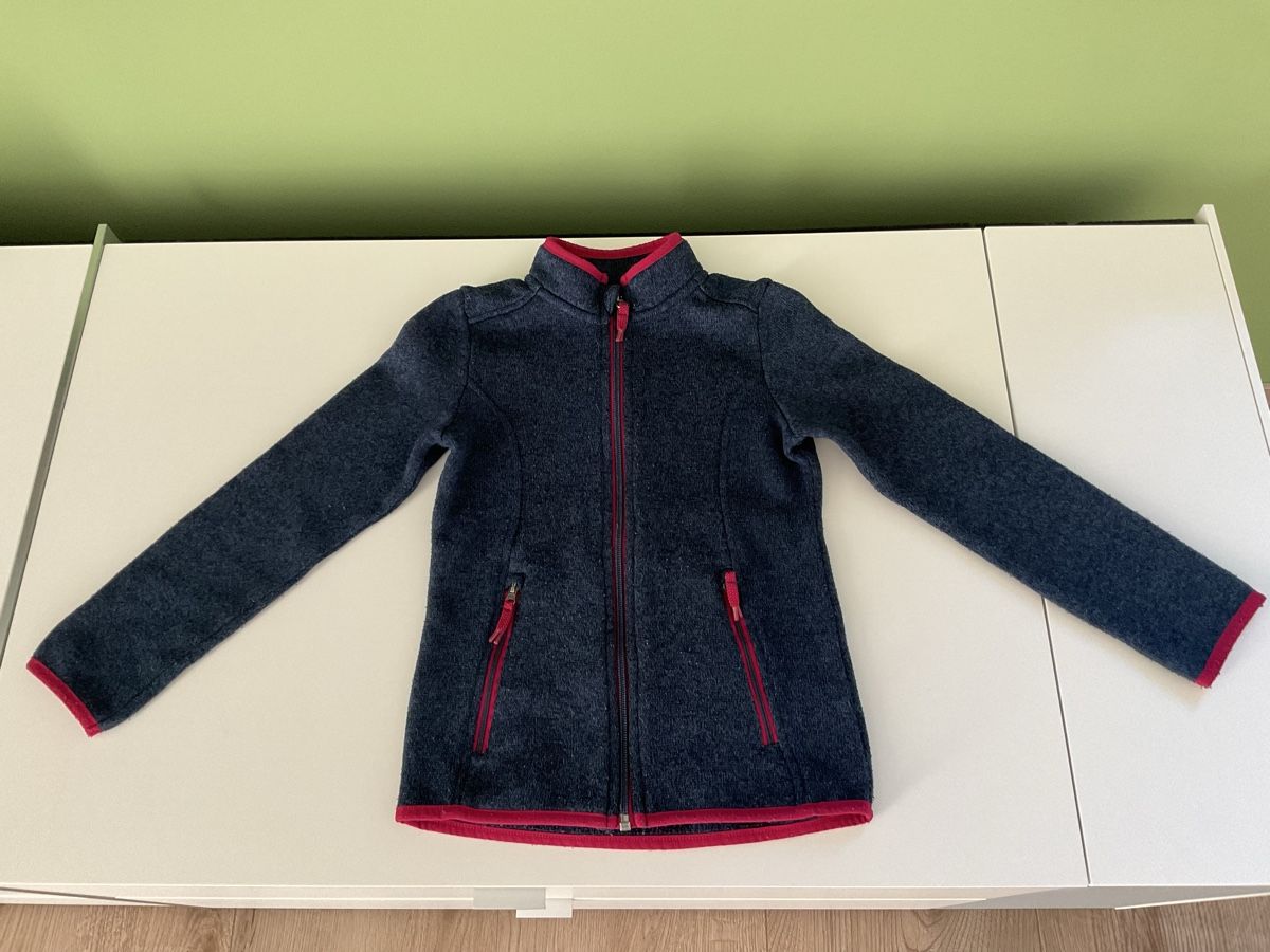 Giacche & Cappotti: Warme Strick Fleecejacke Mädchen Gr. 122 – Usato da Pfäffikon ZH venduto da Ben0707
