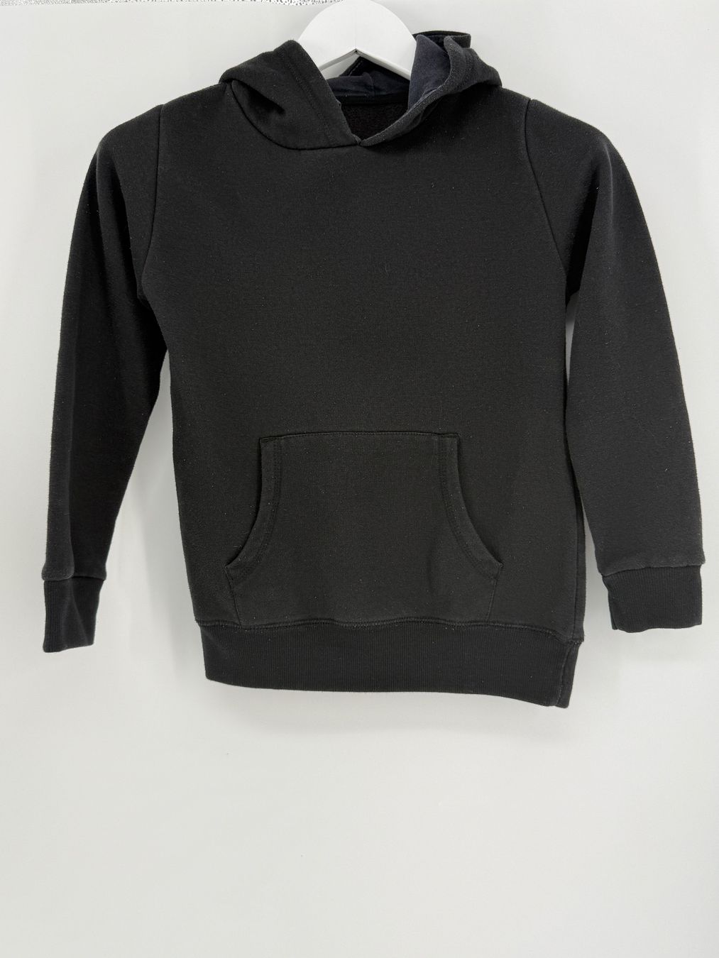 Pullover & Sweatshirts: Schwarzer Kapuzenpullover Gr. 134/ 140 von Y.F.K. – Gebraucht aus Auenstein von moin.