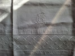 Wunderschöner, Vintage Kissenbezug mit Monogramm und Spitze