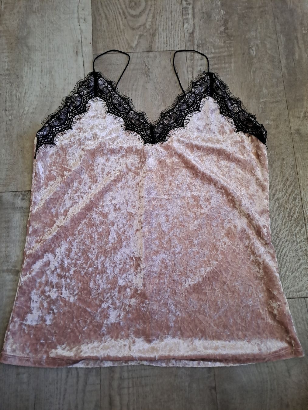 Tops: Samttop Rosé Gr. 42 mit Spitze – Gebraucht aus Rickenbach LU von bishiida
