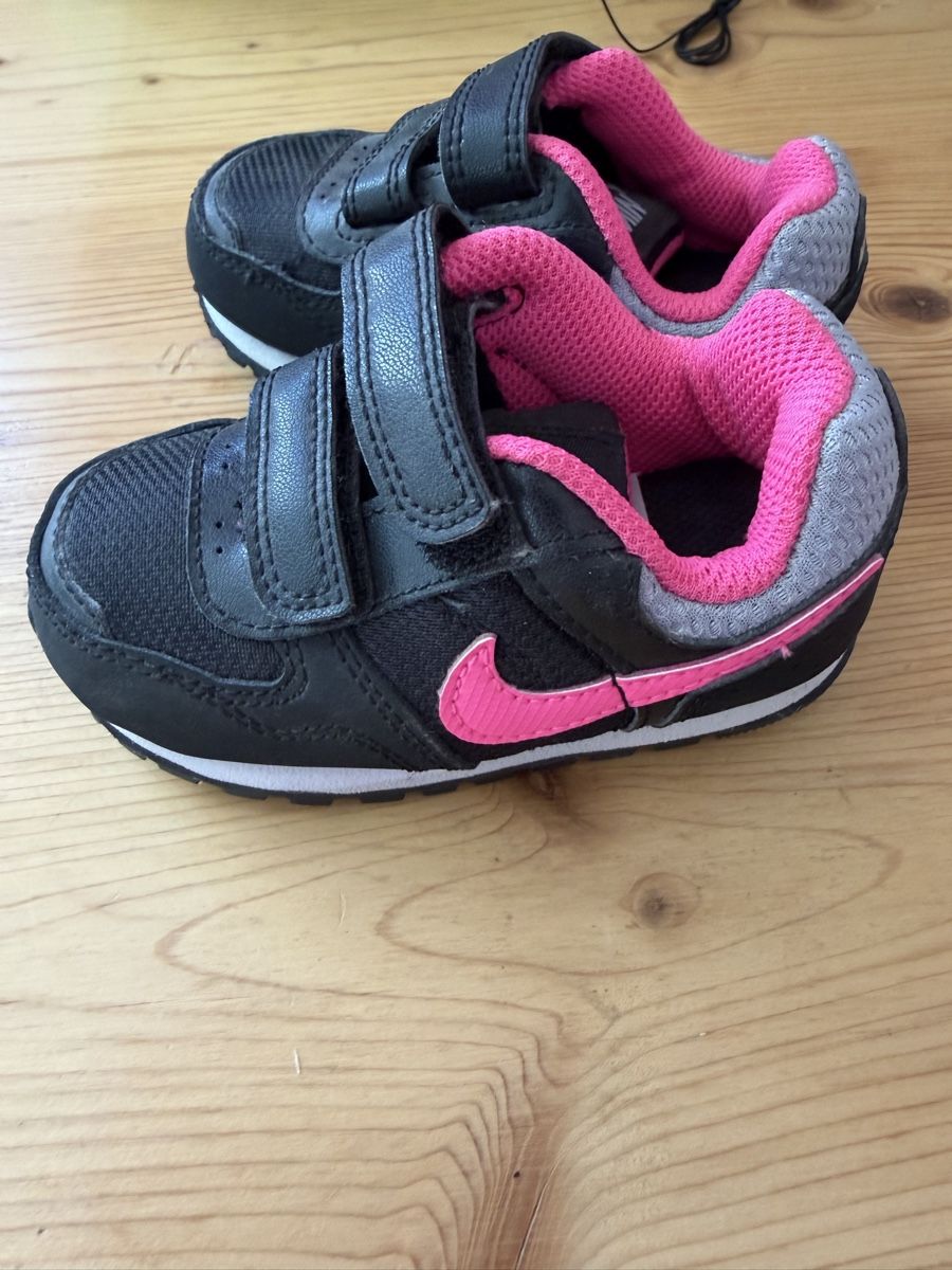 Nike Scarpe per ragazze: Mädchen Nike Schuhe  – Nuovo (secondo la descrizione) da Winznau venduto da Rainbow-13 1