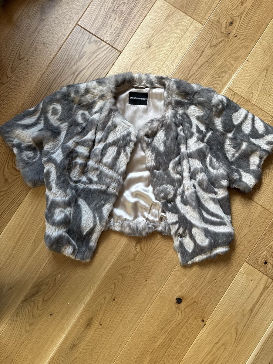Armani Altro in Moda donna: Emporio Armani Fur Cape – Usato da Neuchatel venduto da Mia_G