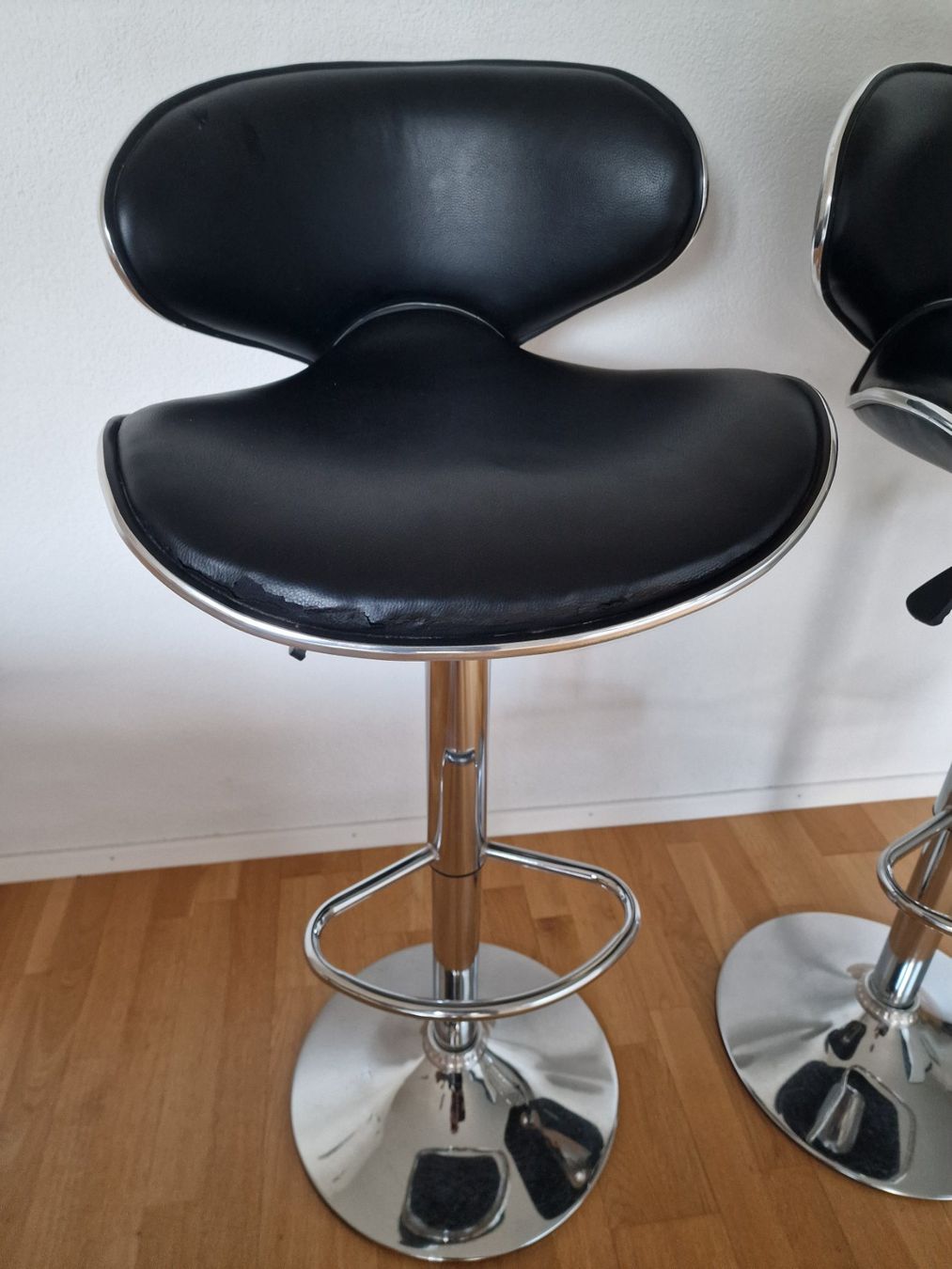 Chaises hautes: 2 Barhocker schwarz mit Chromfuss – D'occasion à Würenlingen par zezy 2