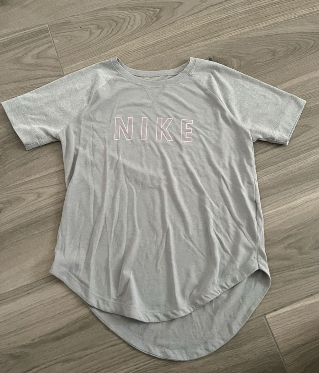 Nike Blusen, T-Shirts & Tops: Nike T-Shirt Gr. 146 / 158 – Gebraucht aus Niederhelfenschwil von tab_xlc7