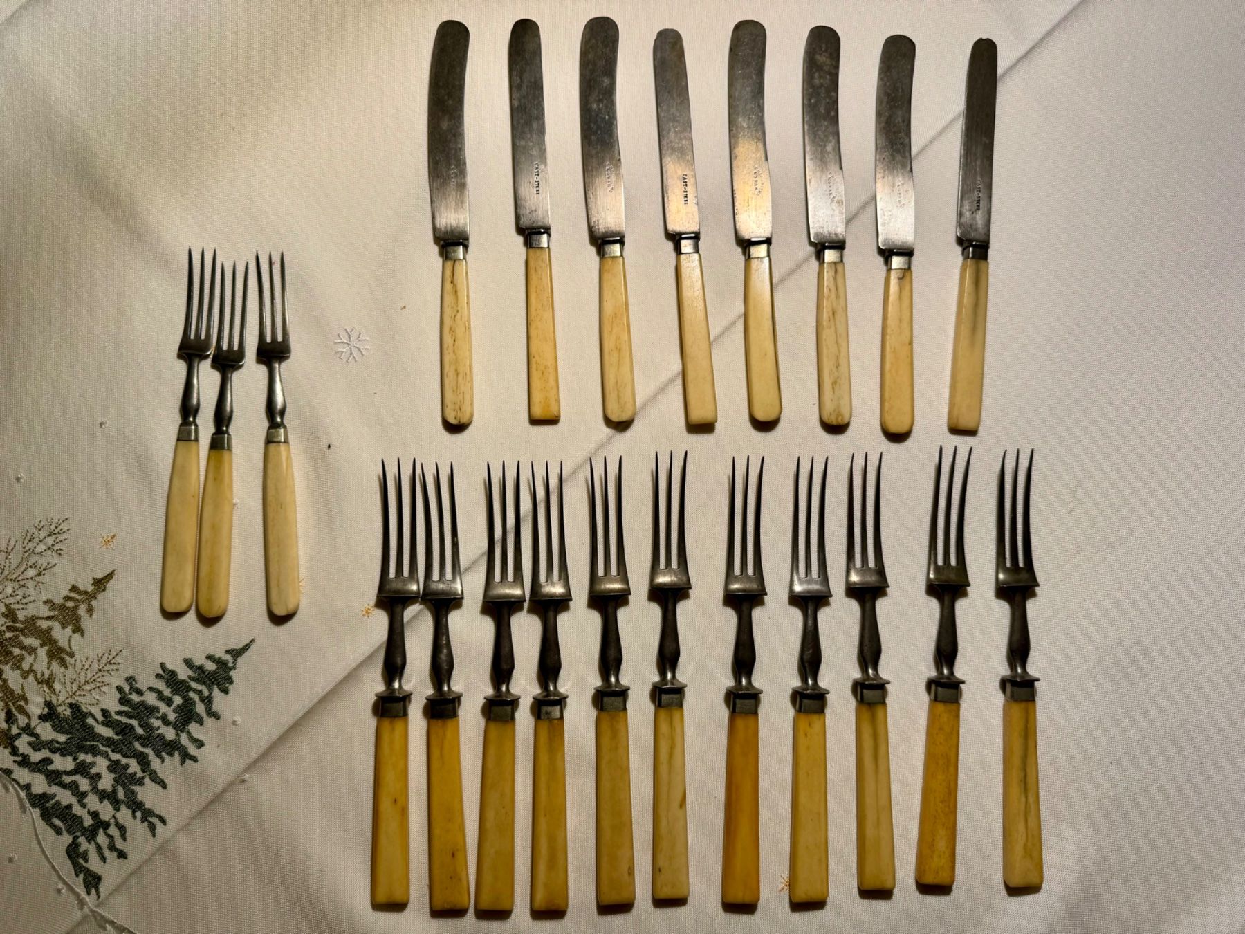 Set di posate: Ensemble de couverts de table – Usato da Cressier FR venduto da arnoos