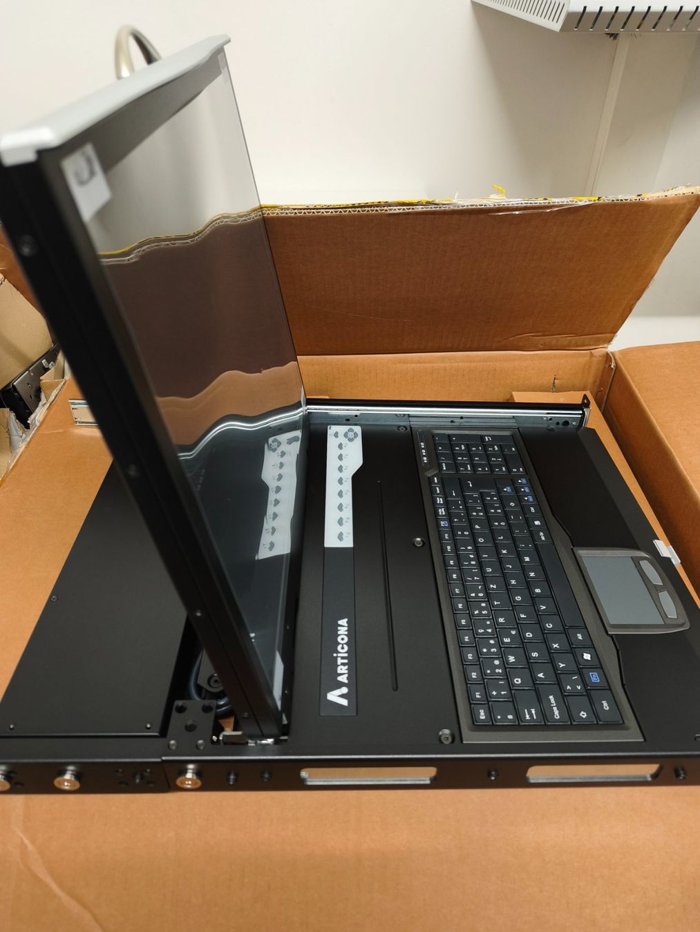Konsolen: Articona KVM Switch Rack Konsole 17" / 19" Schubladenkonsole – Neu und originalverpackt aus Dornach von ame.hq 7