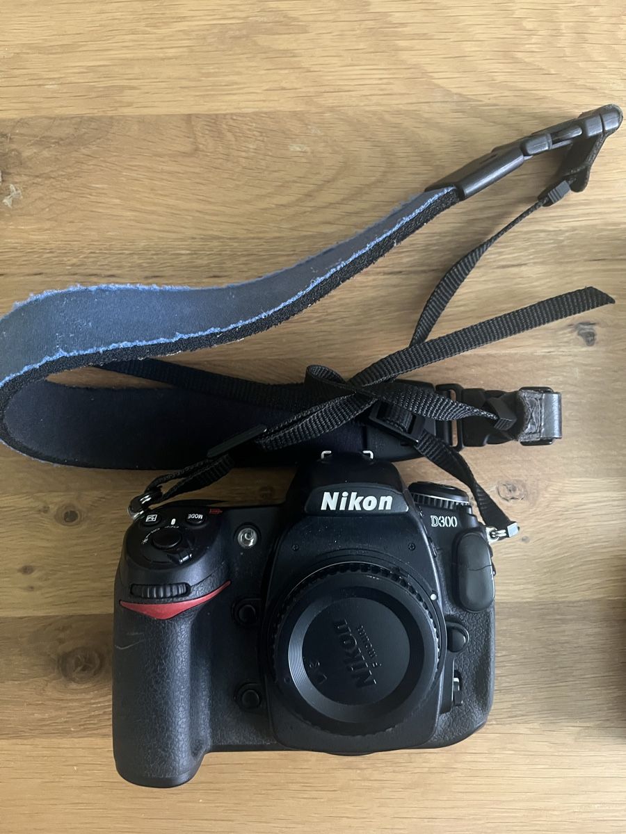 Nikon Kamera: Nikon D300 mit Multifunktionshandgriff und Zubehör – Gebraucht aus Binningen von Mineralien 1