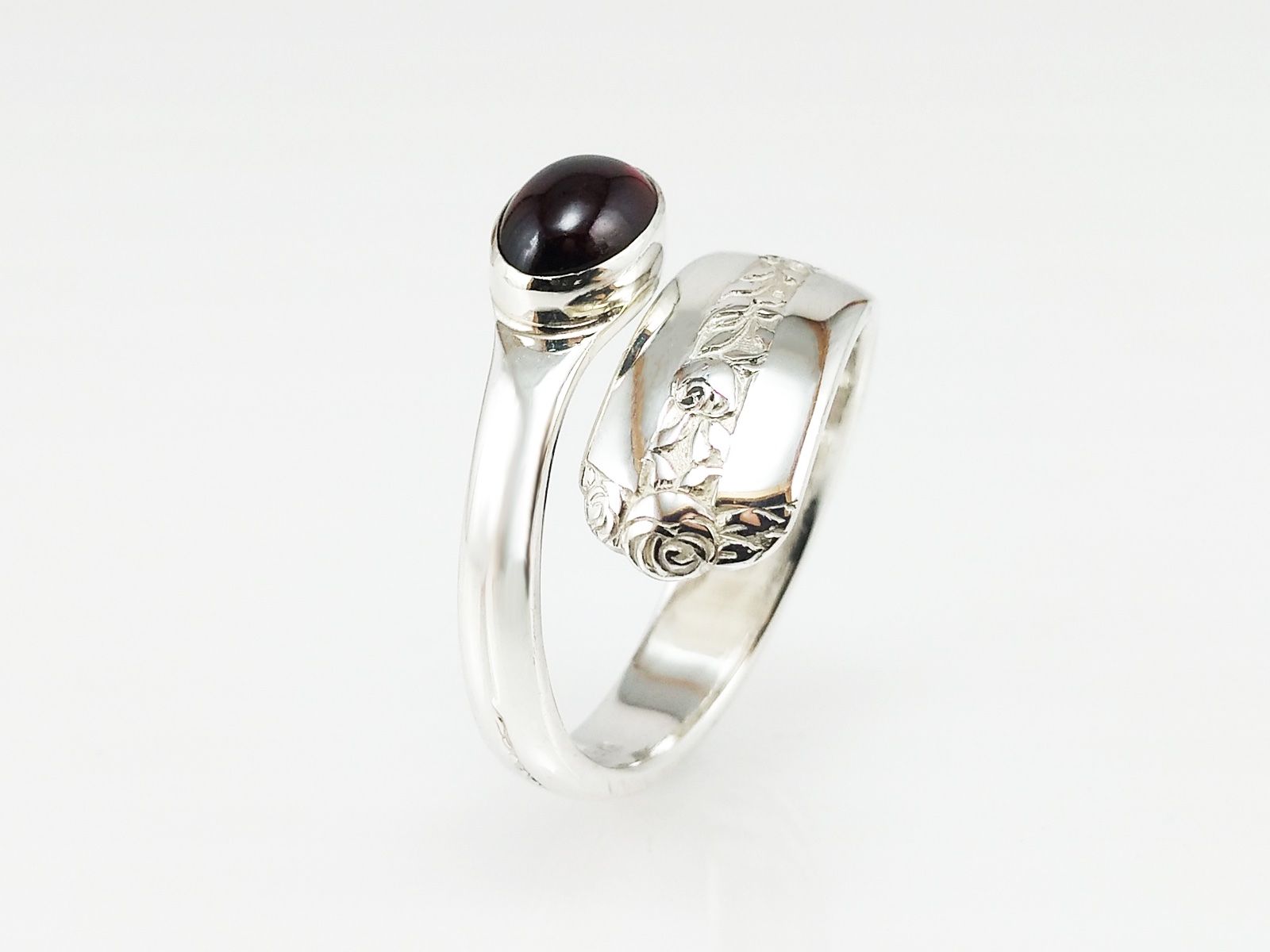 Anelli: Offener Silberring im Jugendstil mit ovalem Granat – Nuovo e nell'imballaggio originale da Meilen venduto da Byrd-bijoux 2