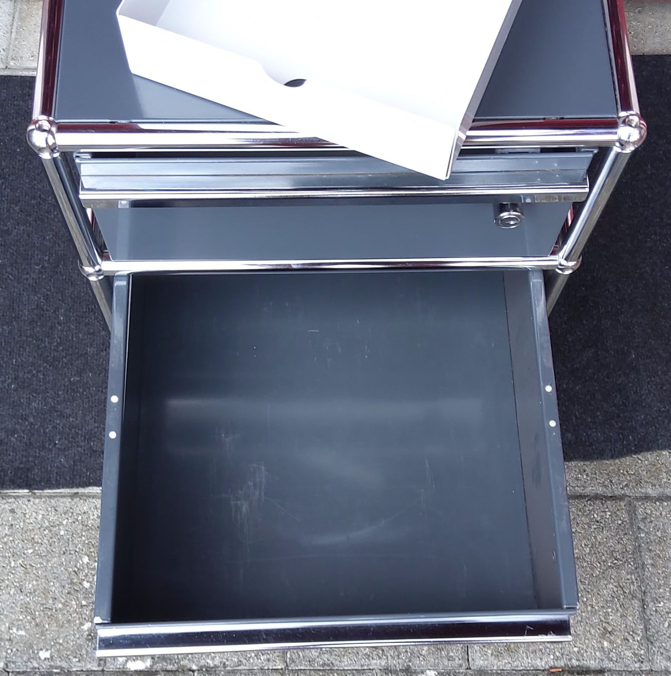 USM Eléments de bureau: USM Korpus/Rollcontainer ab 1.- – D'occasion à Safnern par Leila2 7