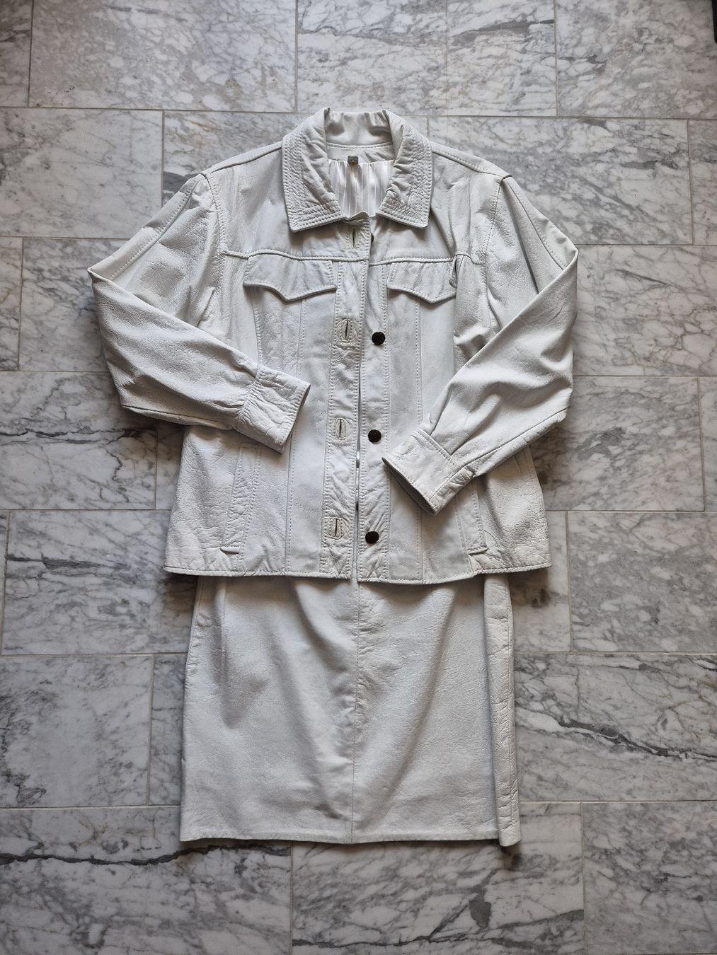 Costumi: Leder Jacke und Jupe – Usato da Baden venduto da mapo1971