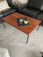 Salontisch, Platte in Wallnuss, Füsse Metall schwarz