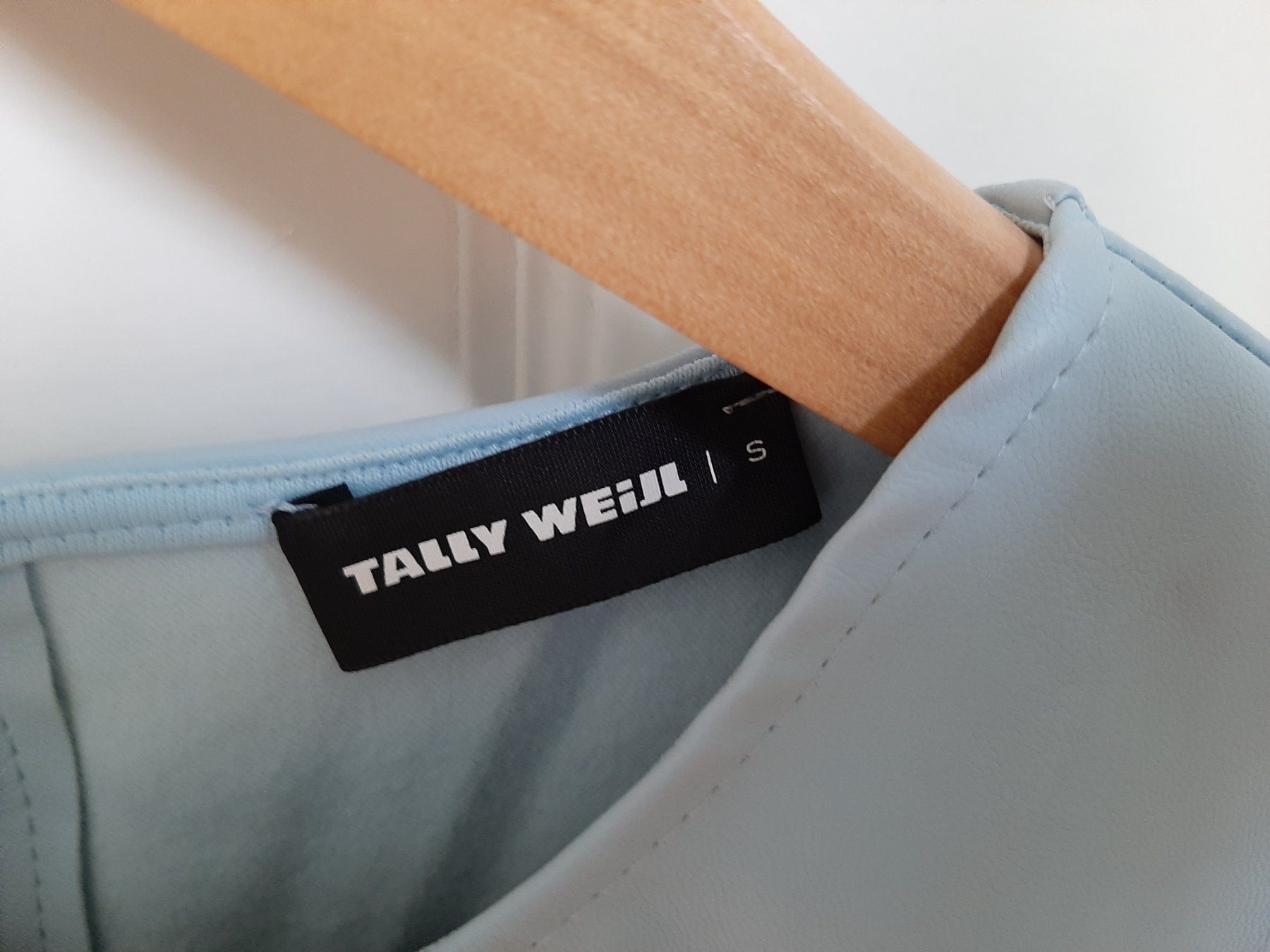 Tally Weijl Top: Haut bleu ciel effet cuir S – Usato da Lausanne venduto da Cognitia 1