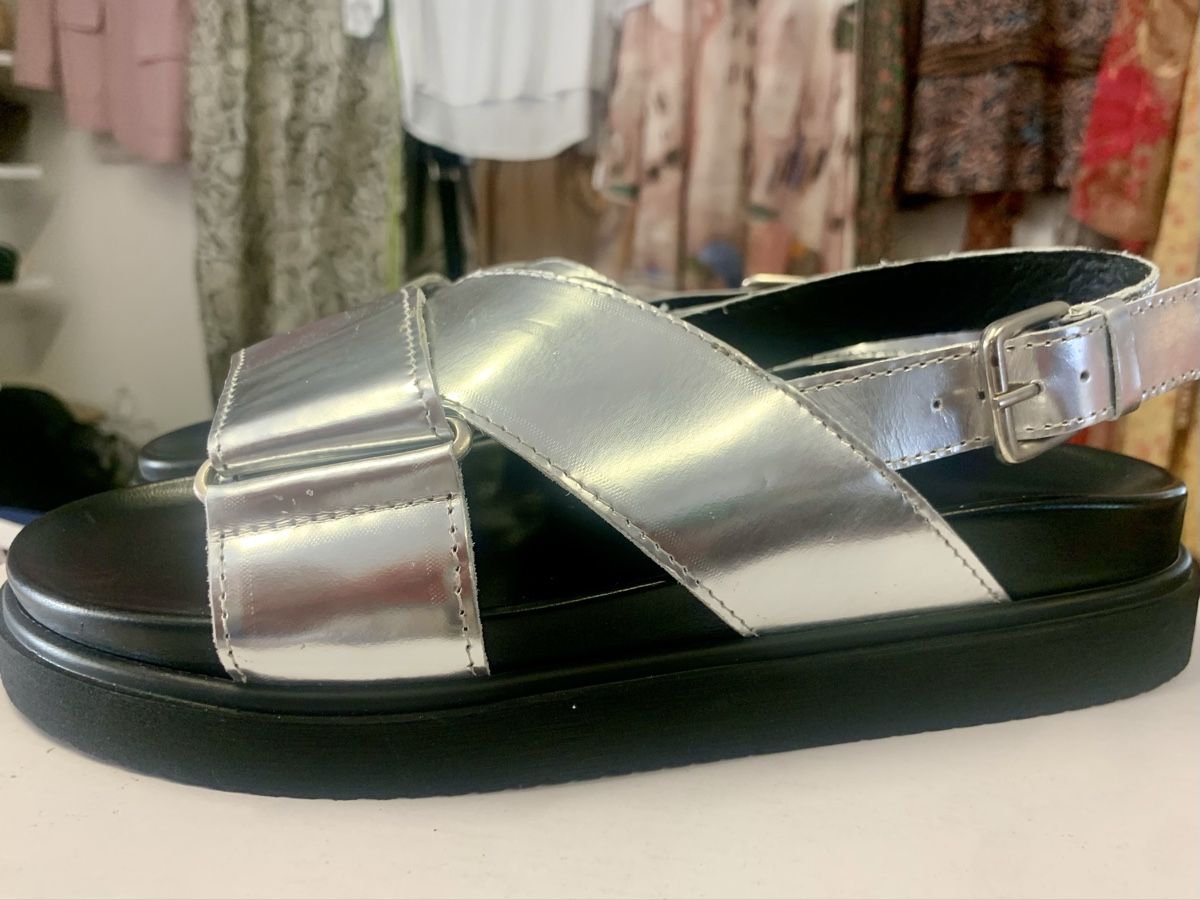 Scarpe da donna: Neu Silber Sandalen PAVEMENT NP 169.- – Nuovo (secondo la descrizione) da Unterseen venduto da jpowers1971