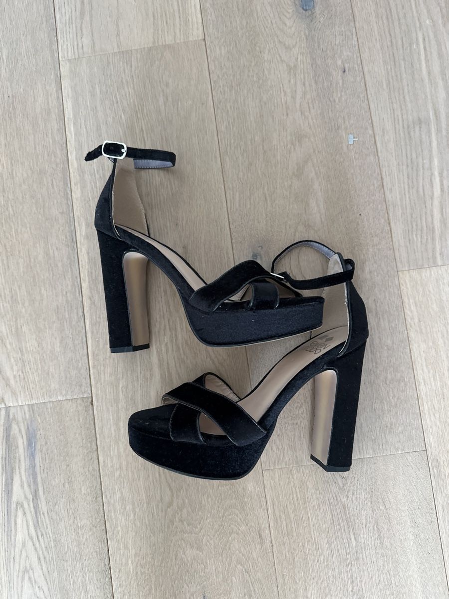 Scarpe da donna: Schwarze Plateau Heels Gr. 36 Samt – Usato da Rheineck venduto da sam_9m27