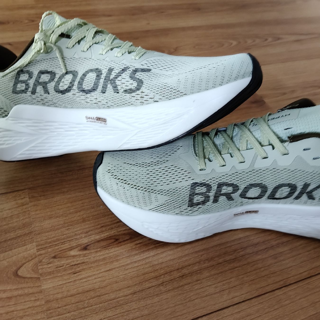 Brooks Chaussures hommes: Brooks Hyperion Max Running Shoes Size 44 new – Neuf avec emballage d'origine à Eysins par kir_9kz8