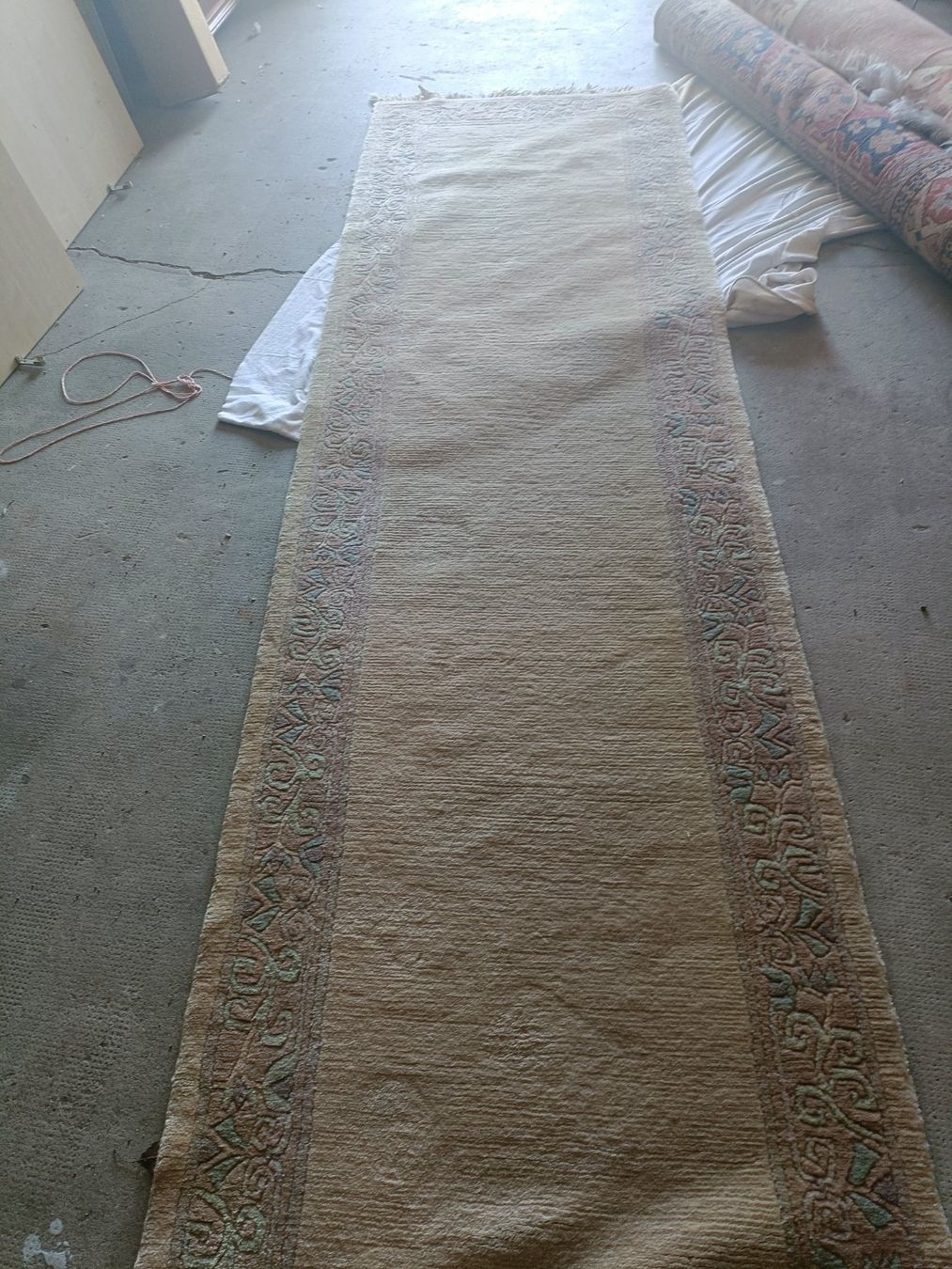 Tapis: Schöner Läufer/Teppich, beige mit Muster – D'occasion à Romanshorn par Flohmarkt_Romanshorn