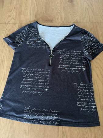 Damen T-Shirt schwarz mit Schriftmuster und Reissverschluss 