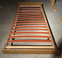 Bett Holz-Gestell mit Lattenrost auf Metall-Füssen 190x90cm