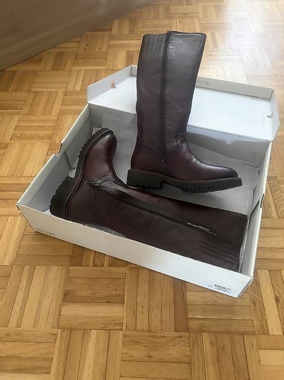 Chaussures femmes: Bottes brunes 36 neuves Esprit – Neuf avec emballage d'origine à Cheseaux-Lausanne par cha_9xbc