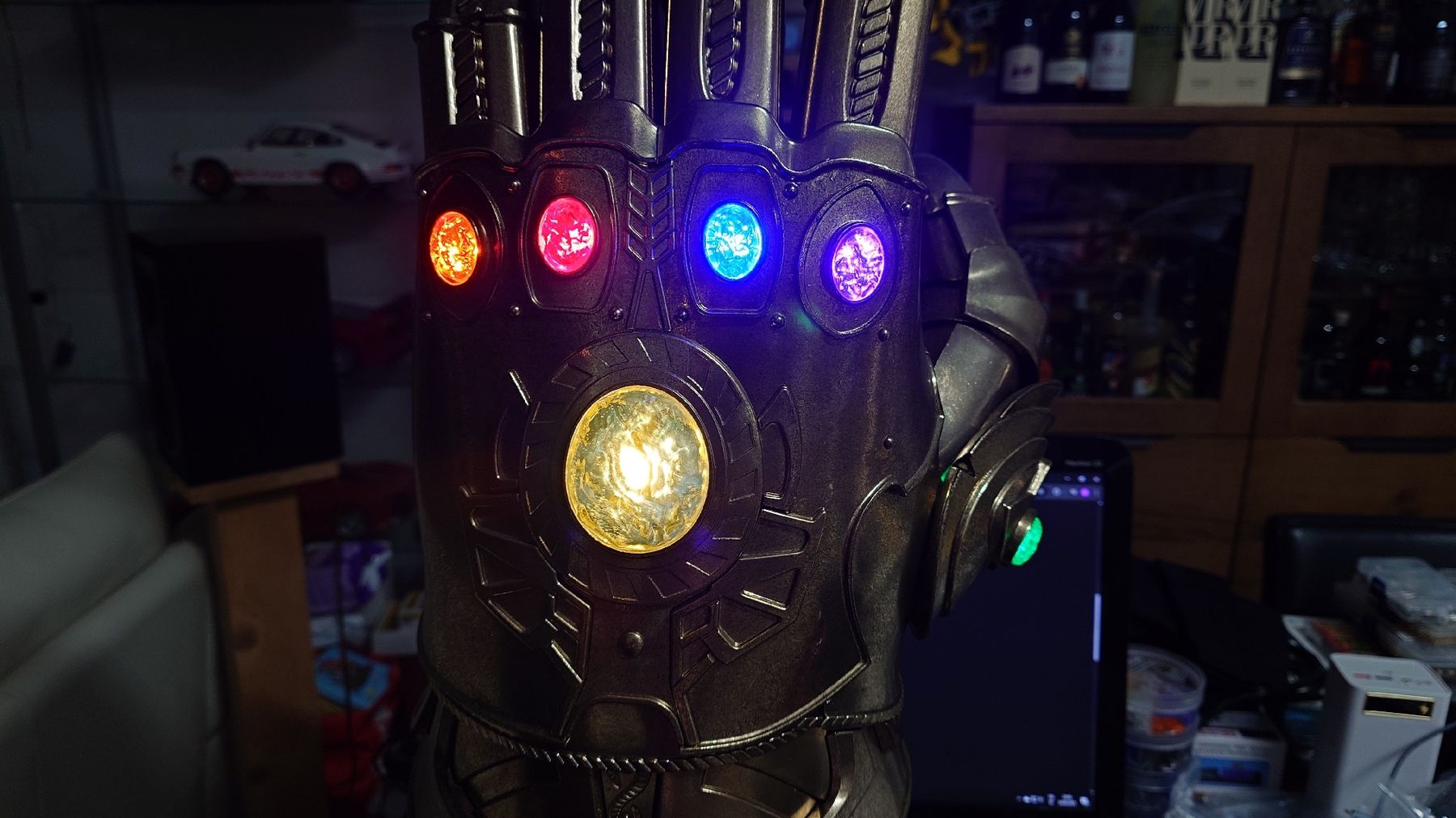 Marvel Statuette: Marvel Infinity Saga Gauntlet 73 cm metal with light – Nuovo (secondo la descrizione) da Balerna venduto da joefalchetto01 2