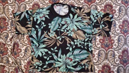 Schwarzes T-Shirt mit braun-grünem Blumenmuster