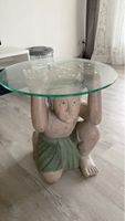 Aussergewöhnlicher Beisteltisch mit Holzfigur, Glasplatte