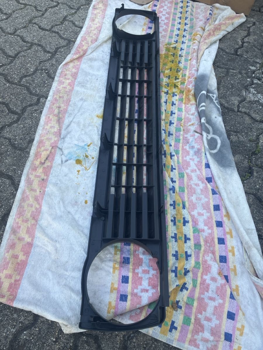 VW Tutti pezzi di ricambio auto: VW Golf 2 Kühlergrill ohne Emblem Tuning – Usato da Felsberg venduto da schwarzin 5