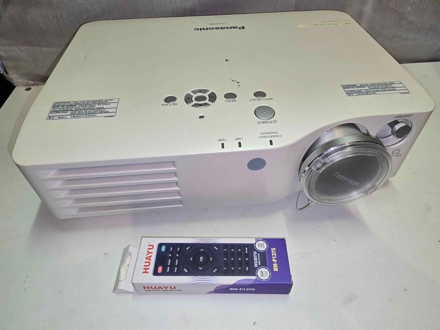 Panasonic Videoprojektoren: Panasonic Beamer PT-AX100E – Gebraucht aus Lenzburg von cameleoncolor