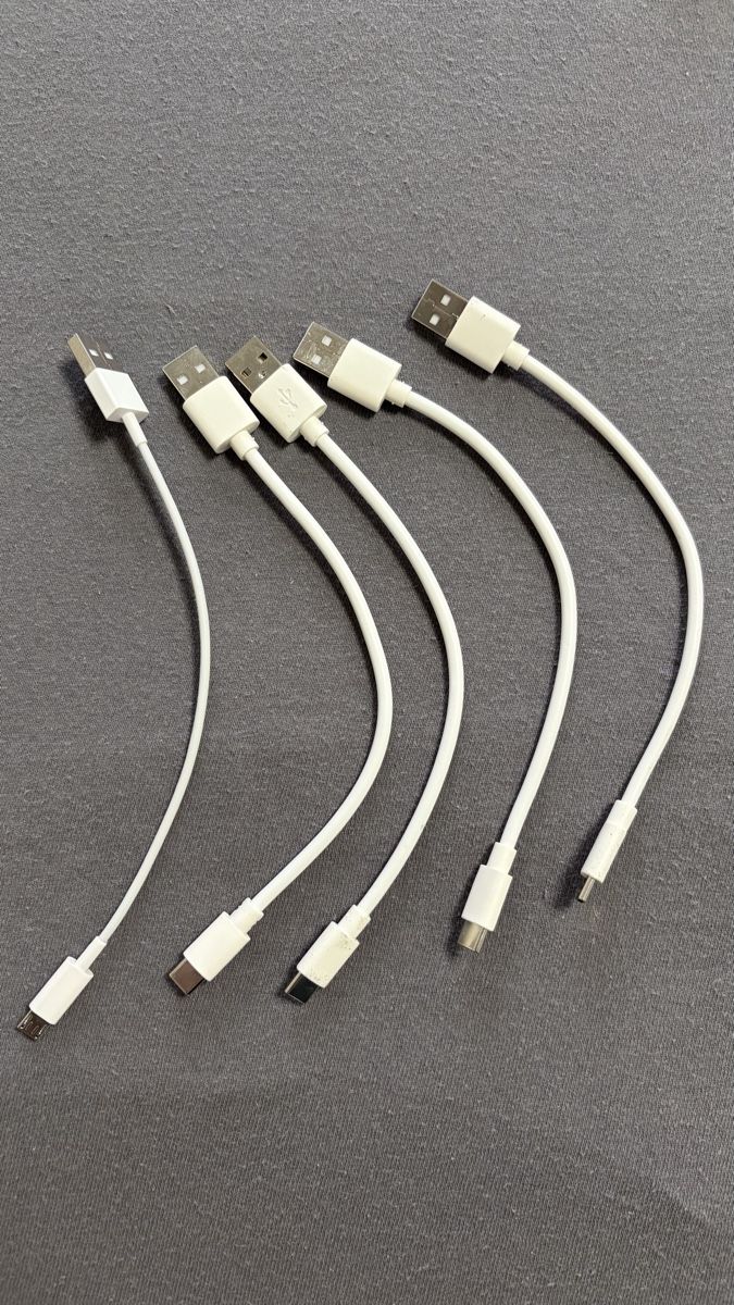 Kabel: 4 USB-A zu USB-C , 1 USB-A zu Micro USB – Neu und originalverpackt aus Zürich von Insel8