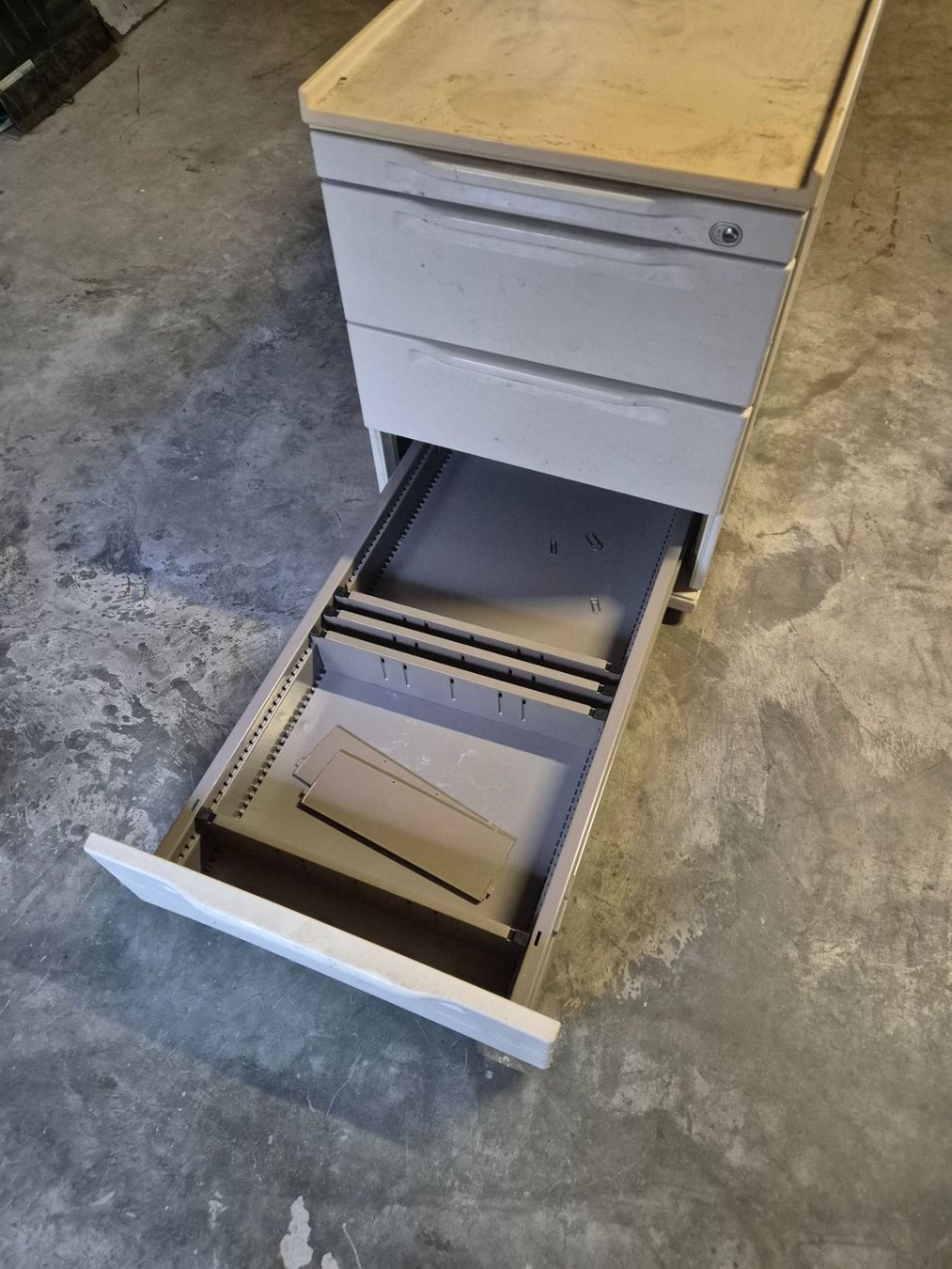 Armoires: Büro Schubladenschrank – D'occasion à Aeschau par Johann.W 4