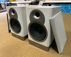 2 Regal-Boxen "gross", Jamo S7-17-3hell, Neuware aus KinoSet