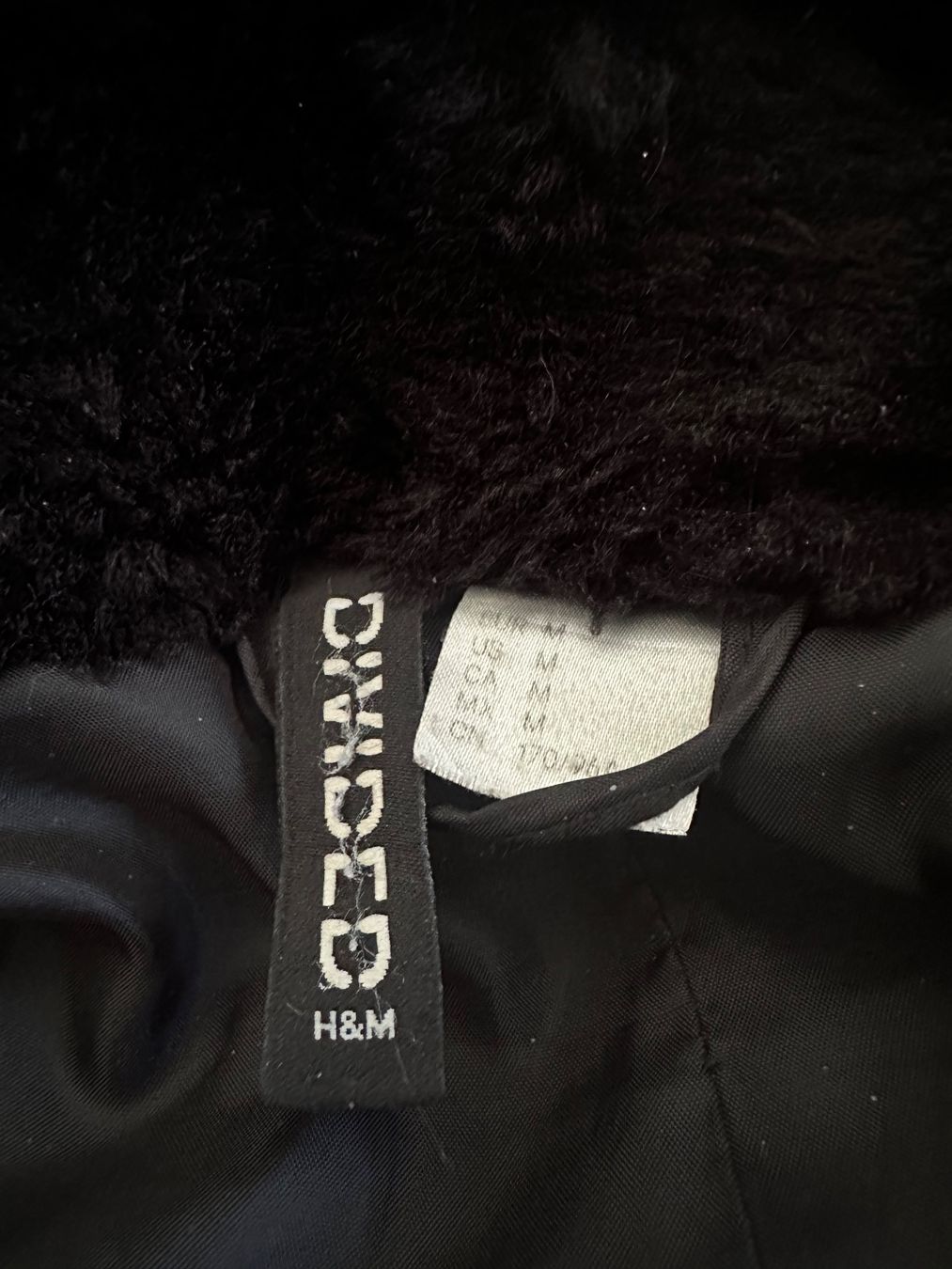 H&M Vestes: Schwarze Kuschel-Jacke, Grösse M, H&M – D'occasion à Haldenstein par enie123 3