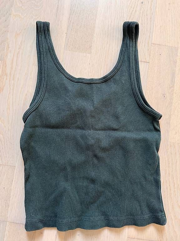 Brandy Melville Camicette, T-shirt & Top: Dunkelgrünes Brandy Melville Top – Usato da Arlesheim venduto da dan_vv9f 1