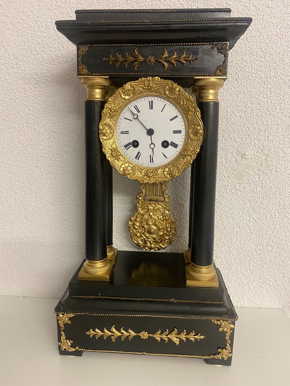 Orologi da terra & Orologi da parete: Antike Pendule schwarz-gold aus Holz – Usato da Adetswil venduto da rof01