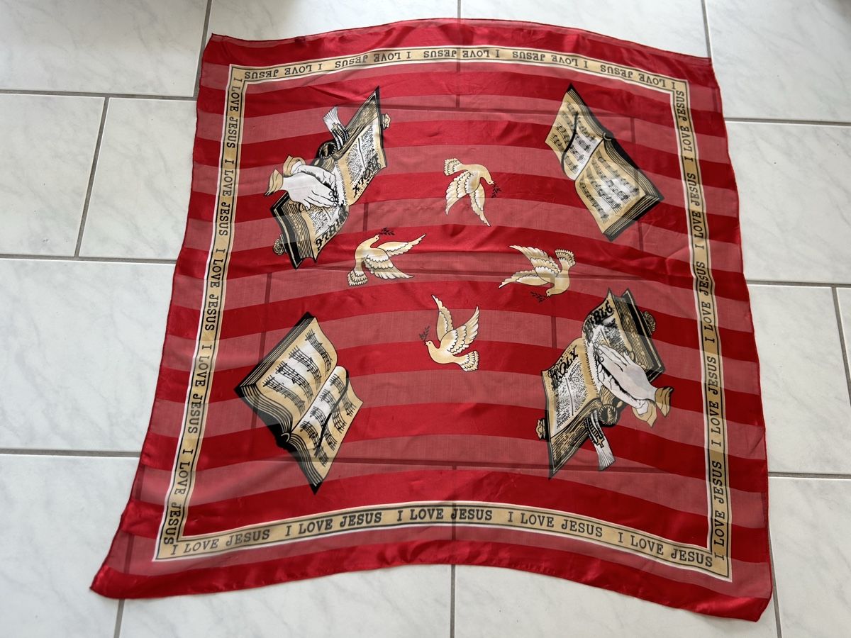 Foulards, Tücher & Schals: Red polyester scarf with doves and Bible print – Gebraucht aus Saland von ele_vc96