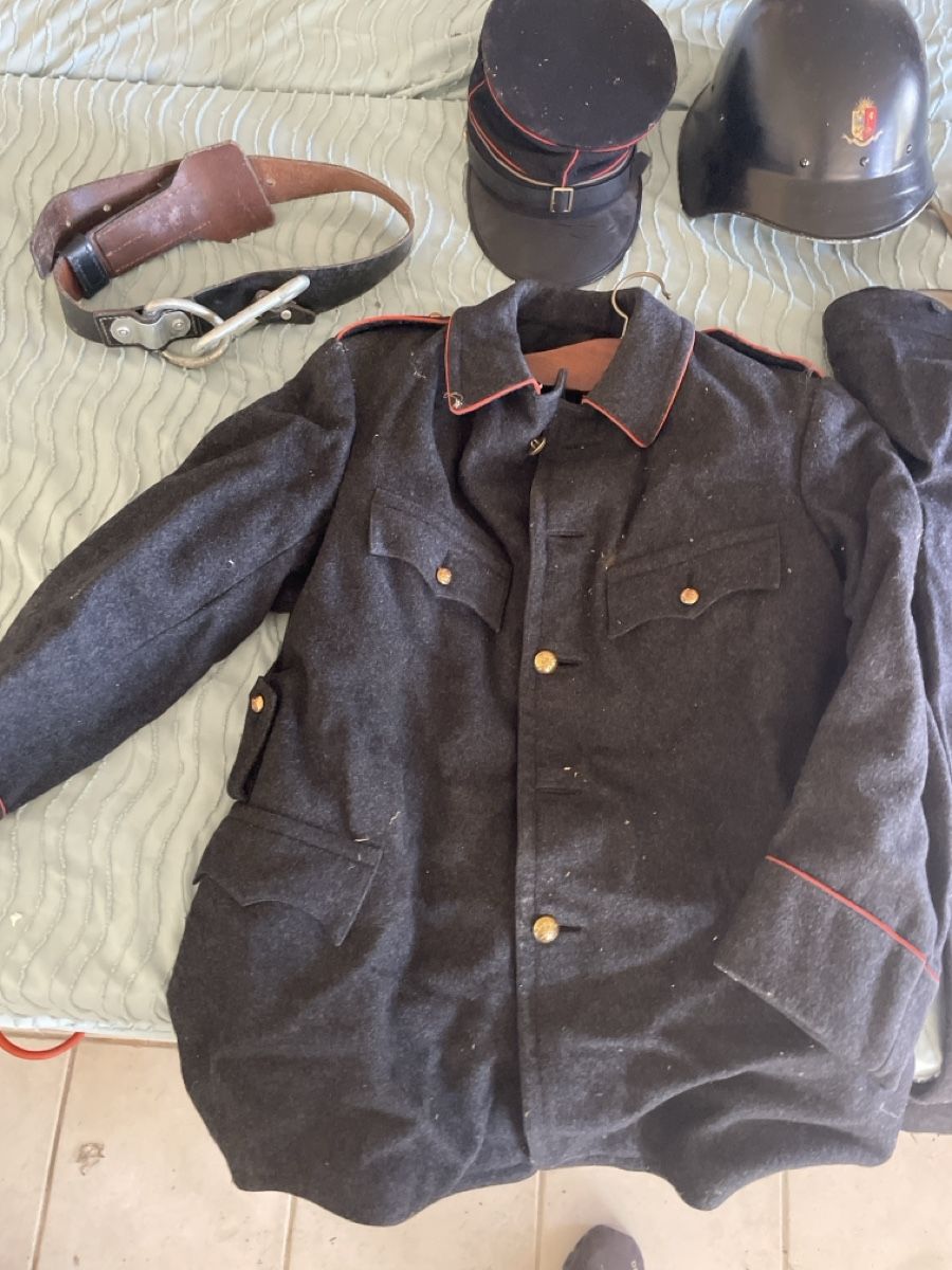 Uniformes: Uniforme complet pompier ensemble veste pantalon casque – D'occasion à Meyrin par jul_km5p 3