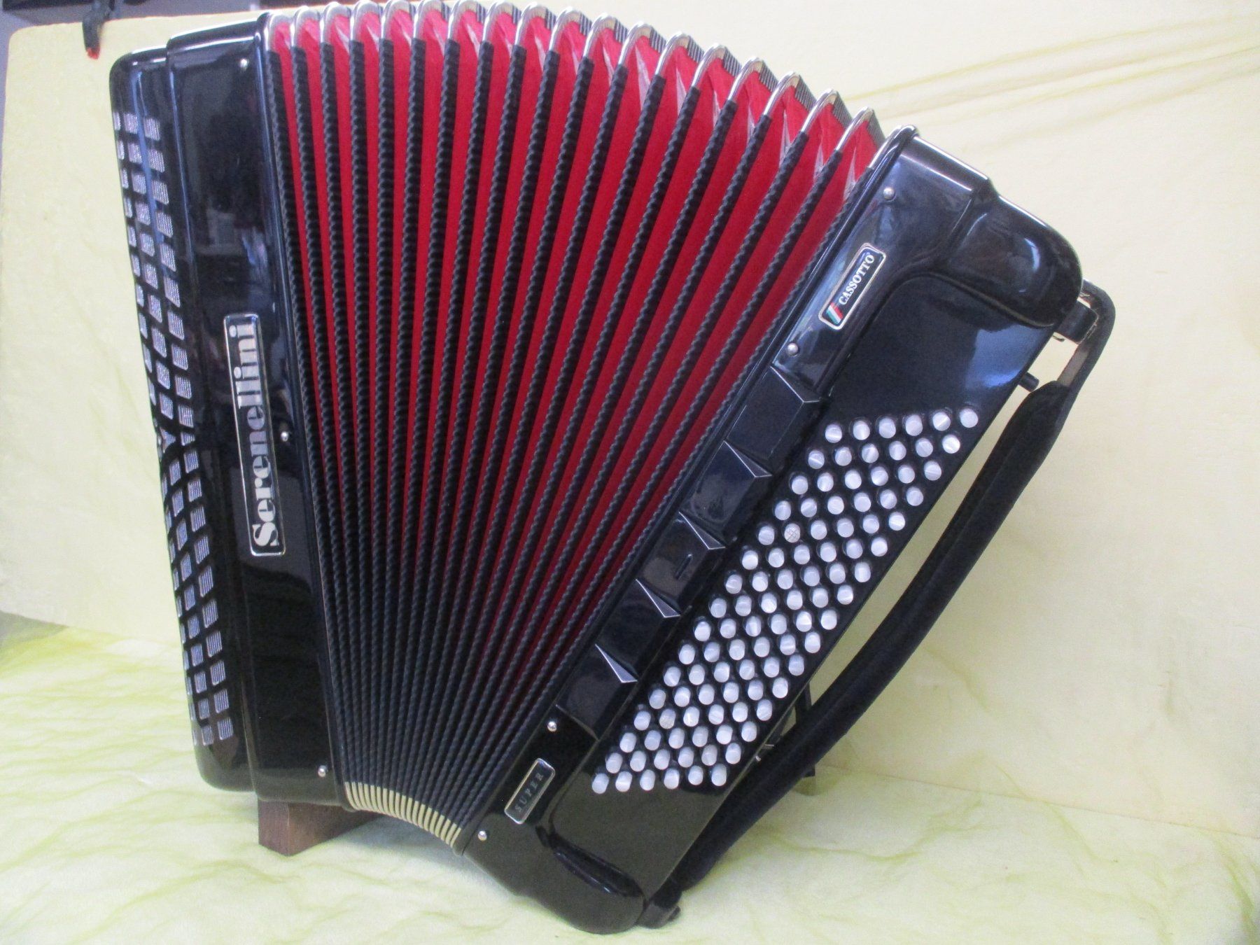 Strumenti musicali: Akkordeon Serenellini  2+2 – Usato da Jegenstorf venduto da Oktavio 4
